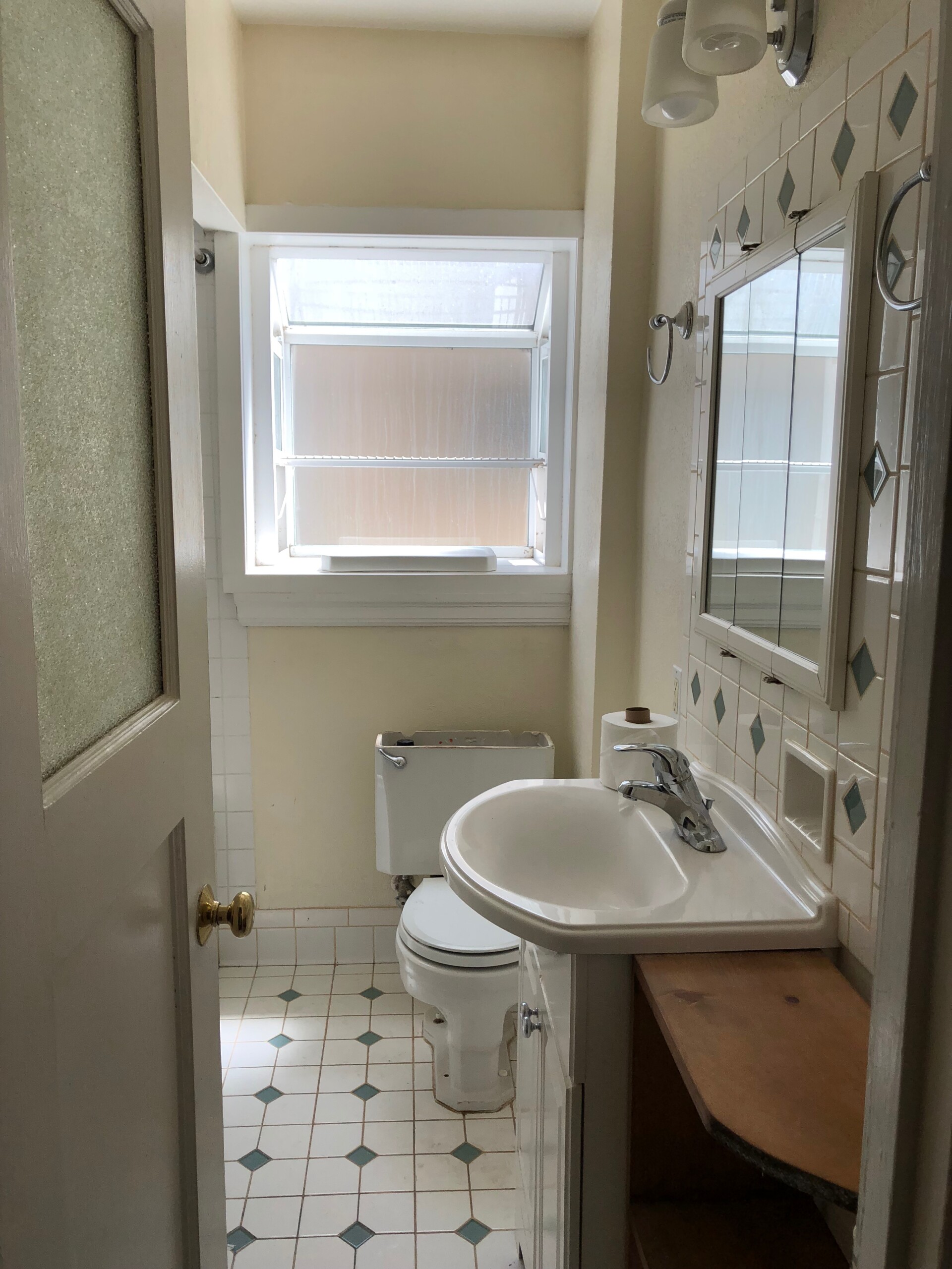 (19) BATHROOM BEFORE